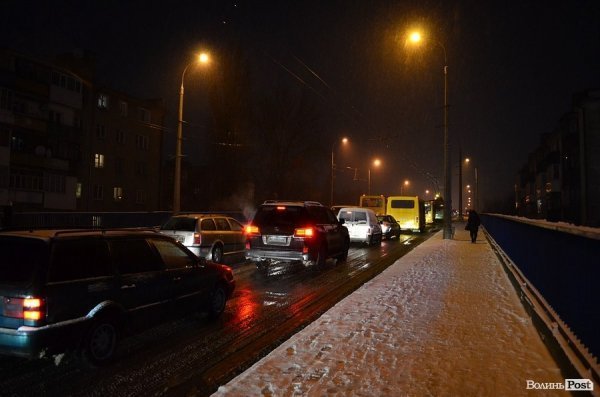 Аварія у Луцьку: через слизоту зіткнулися мікроавтобус, маршрутка і легковик. ФОТО