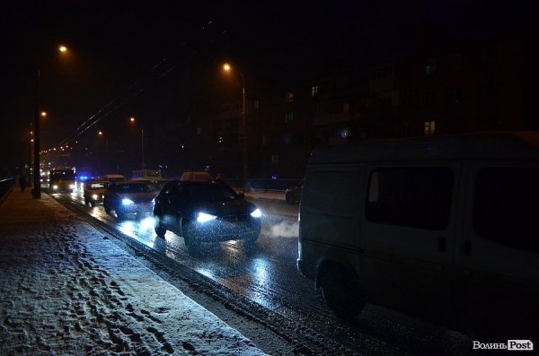Аварія у Луцьку: через слизоту зіткнулися мікроавтобус, маршрутка і легковик. ФОТО