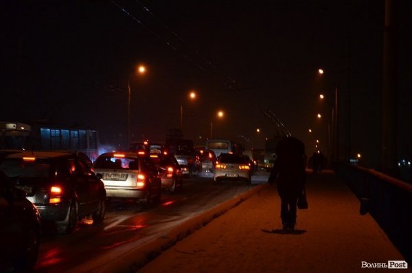 Аварія у Луцьку: через слизоту зіткнулися мікроавтобус, маршрутка і легковик. ФОТО