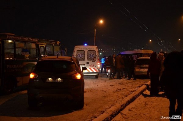 Аварія у Луцьку: через слизоту зіткнулися мікроавтобус, маршрутка і легковик. ФОТО