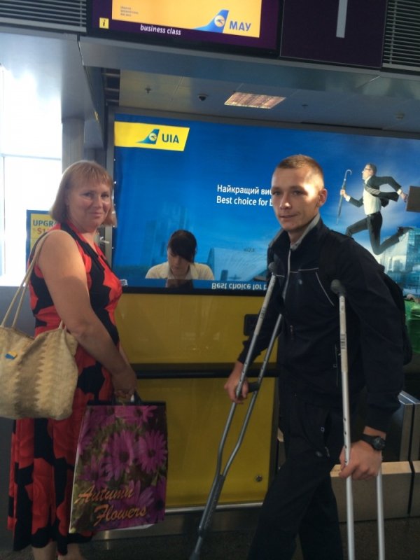 Волинянин, який може втратити ногу, полетів на операцію у Францію. ФОТО. ВІДЕО