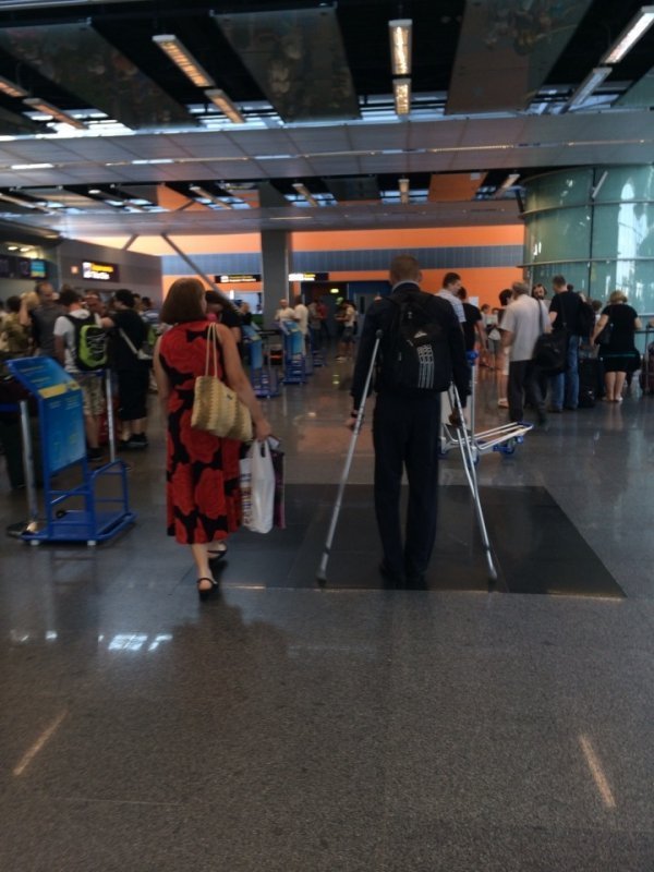 Волинянин, який може втратити ногу, полетів на операцію у Францію. ФОТО. ВІДЕО