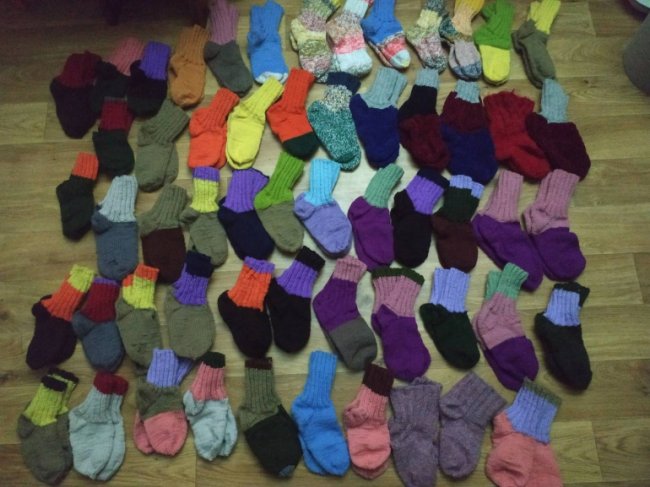 У Луцьку бабуся, яка через хворобу прикута до ліжка, в’яже шкарпетки для воїнів