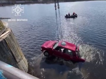 У Ковелі авто впало з моста у річку. ВІДЕО