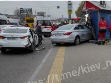 У Києві таксі вилетіло на тротуар і збило на смерть двох людей, які стояли на зупинці. ФОТО. ВІДЕО