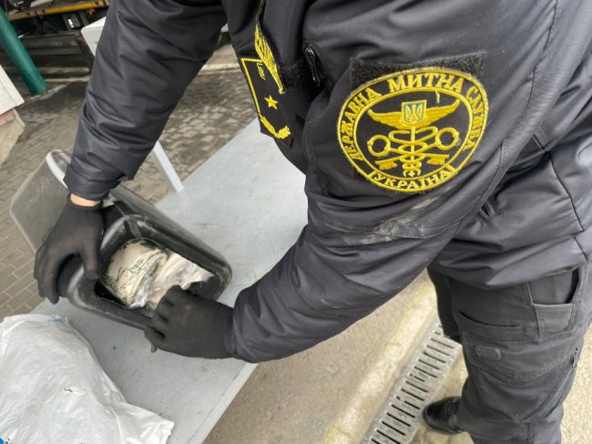 Волинянка через «Устилуг» намагалась провезти незадекларований одяг у каністрах