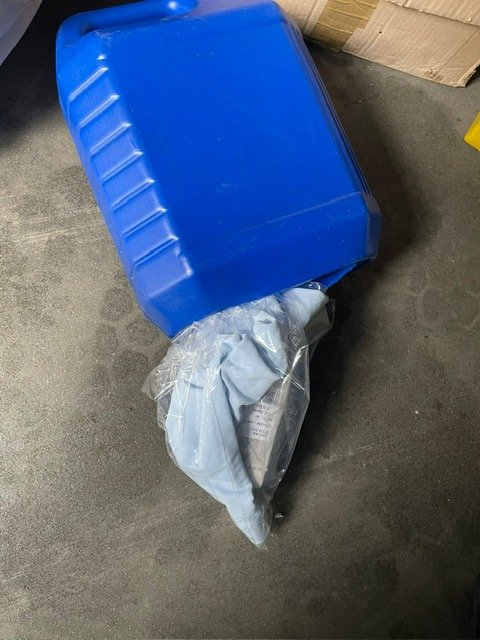 Волинянка через «Устилуг» намагалась провезти незадекларований одяг у каністрах