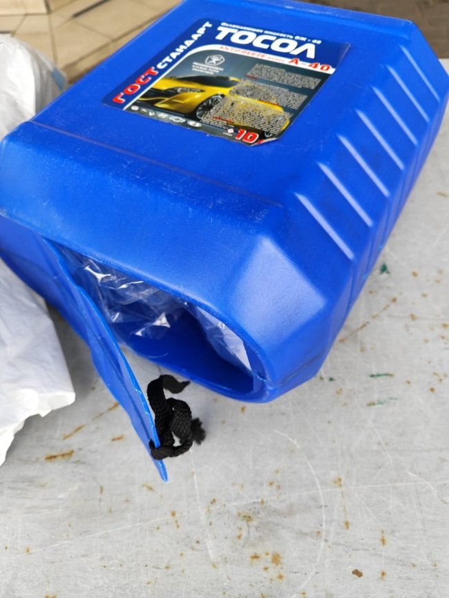 Волинянка через «Устилуг» намагалась провезти незадекларований одяг у каністрах