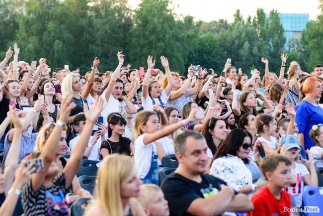Хіти, емоції і натовп дітей: вибуховий концерт «Время и стекло» у Луцьку. ФОТОРЕПОРТАЖ