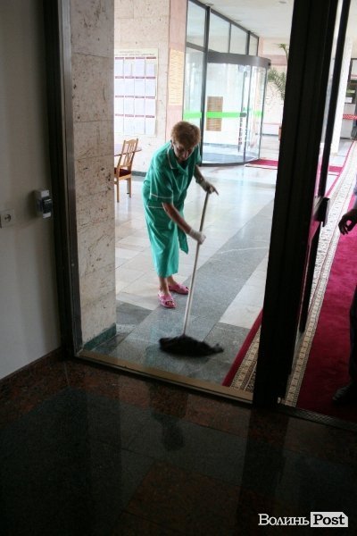 Опозиціонери з криками «ганьба» увірвалася до сесійної зали облради. ФОТО