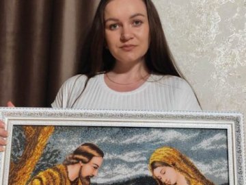 Рукодільниця з Волині вишиває бісером рушники та ікони, які замовляють з усієї країни 
