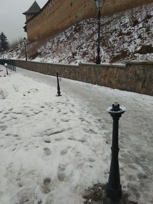 У Луцьку поблизу замку невідомі побили ліхтарі