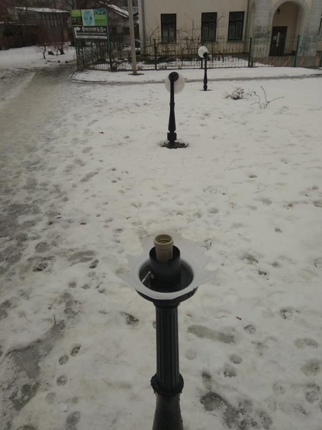 У Луцьку поблизу замку невідомі побили ліхтарі