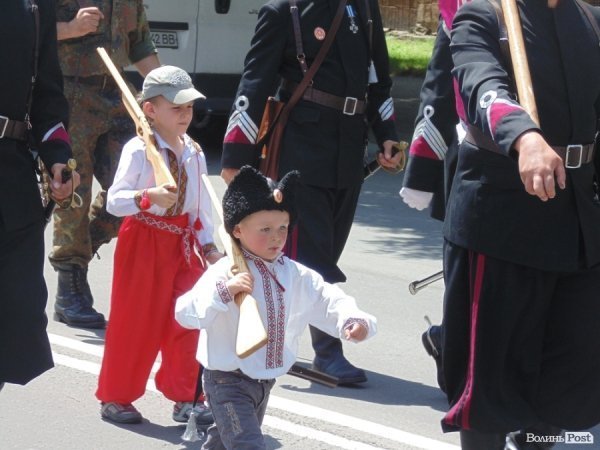 У Луцьку козаки і революціонери влаштували ходу в пам’ять про перемогу над Москвою. ФОТО
