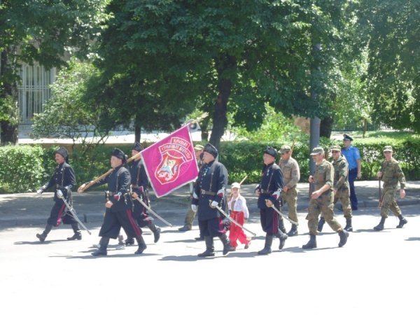 У Луцьку козаки і революціонери влаштували ходу в пам’ять про перемогу над Москвою. ФОТО