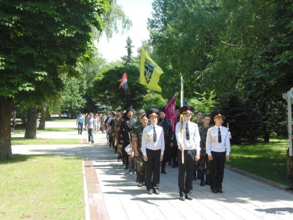 У Луцьку козаки і революціонери влаштували ходу в пам’ять про перемогу над Москвою. ФОТО