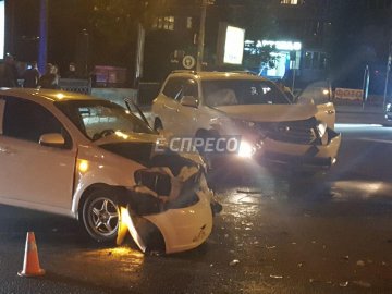 Аварія у центрі Києва: пасажир авто розбив головою лобове скло