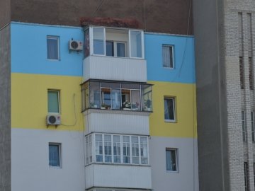 Волинь синьо-жовта: у Ковелі розфарбовують навіть балкони. ФОТО