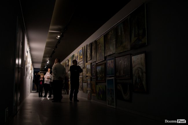 Точність ліній та глибина поглядів: у луцькому «Промені» презентували виставку Вікторії Марценюк