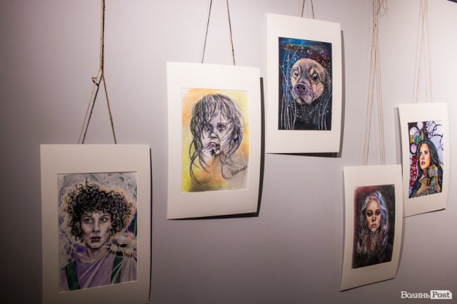 Точність ліній та глибина поглядів: у луцькому «Промені» презентували виставку Вікторії Марценюк