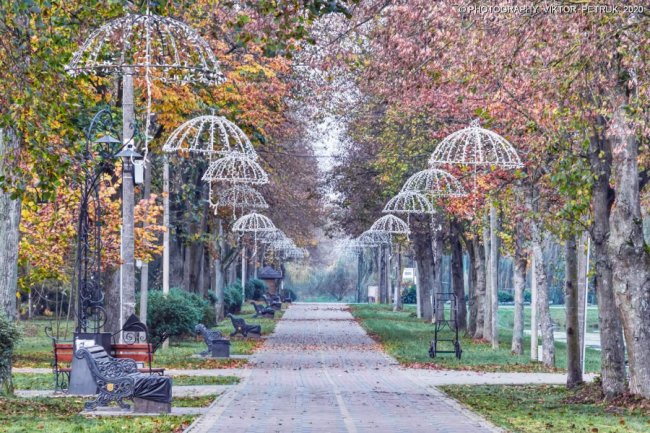 Неймовірна осінь у луцькому парку. ФОТО