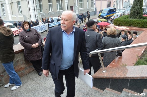 У Луцьку «базарники» пікетують міськраду. ФОТО