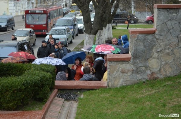 У Луцьку «базарники» пікетують міськраду. ФОТО