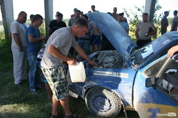 Під час автогонок під Луцьком перекинувся автомобіль. ФОТО