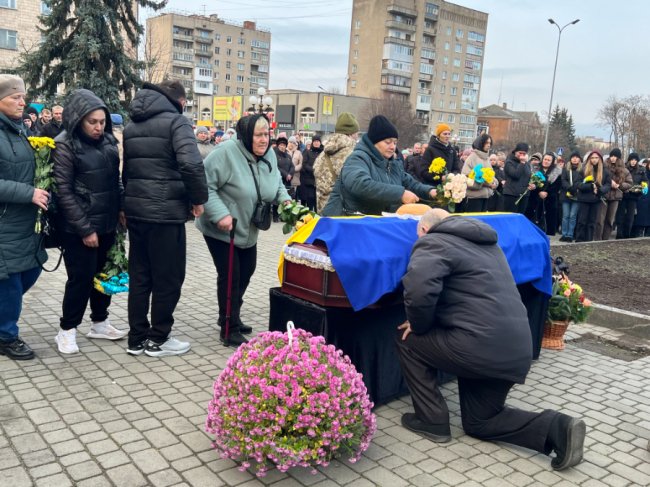 Не повернувся з бойового завдання: на Волині провели в останню дорогу воїна Ігоря Мацка