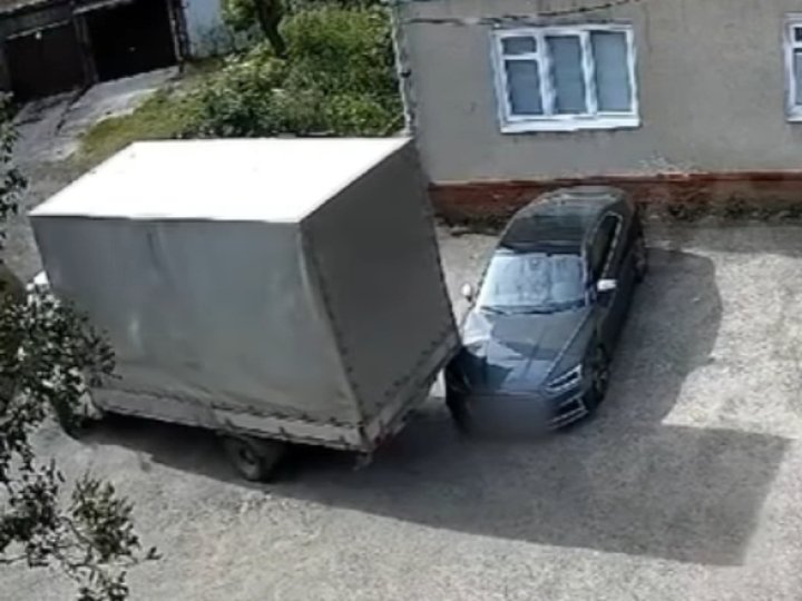 У Луцьку водій вантажівки прим'яв припаркований Audi та втік. ВІДЕО 