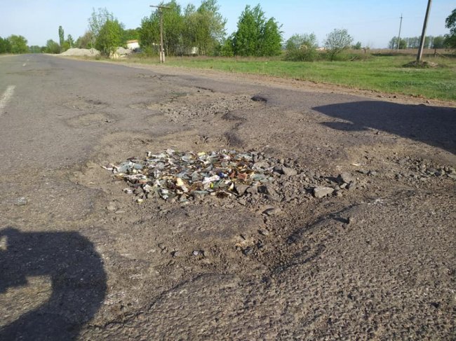Ноу-хау по-волинськи: яму на дорозі засипали сміттям. ФОТО