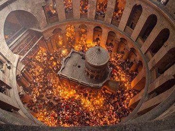 У храмі Гробу Господнього зійшов благодатний вогонь