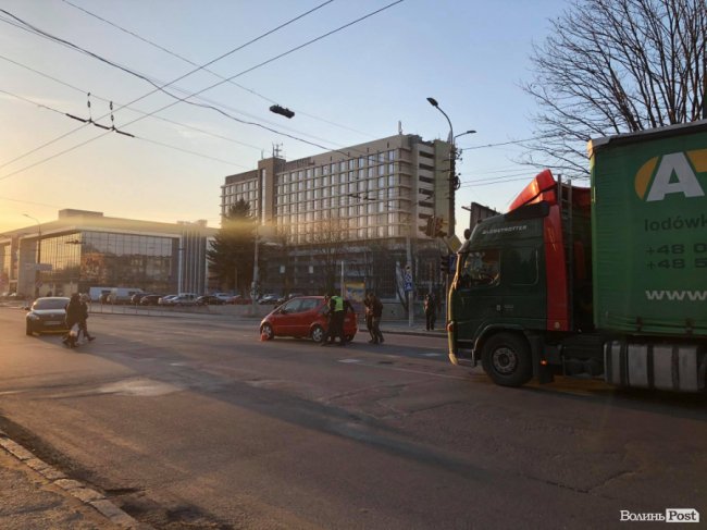 У Луцьку зіткнулися «мерс»та вантажівка: рух ускладнений. ФОТО