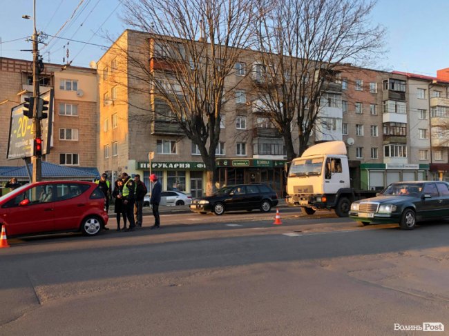 У Луцьку зіткнулися «мерс»та вантажівка: рух ускладнений. ФОТО