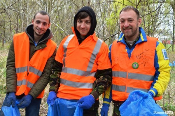 У Луцьку прибирали парк в 40-му кварталі. ФОТО