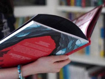 У луцьку бібліотеці – нові книги: читачі знайшли всередині сюрпризи. ВІДЕО