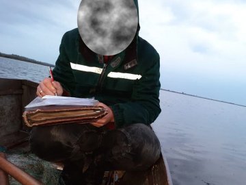 На волинському озері браконьєри, втікаючи, залишили рибу у сітках. ФОТО