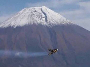 Швейцарець на реактивному крилі облетів Фудзіяму. ВІДЕО