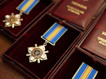 Волинянка отримала нагороду загиблого на війні брата