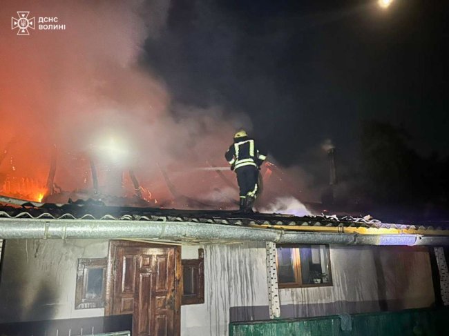 На Волині горіли житловий будинок, гараж та хлів