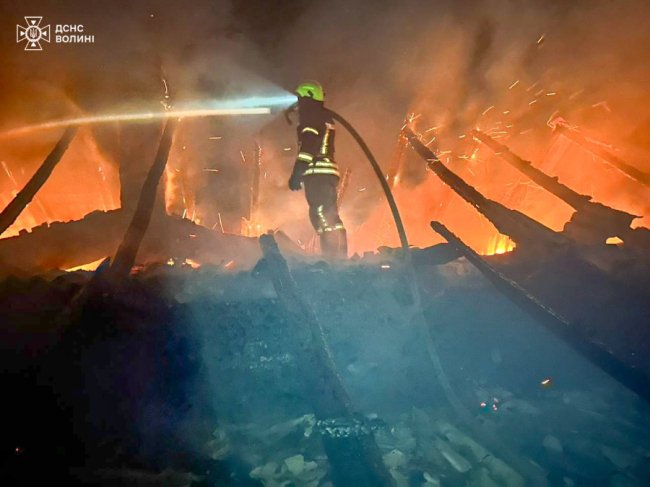 На Волині горіли житловий будинок, гараж та хлів