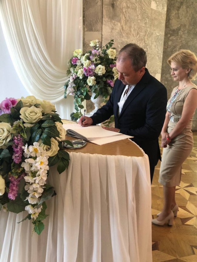 У Луцьку подружжя, яке відсвяткувало срібний ювілей, знову стало на весільний рушник. ФОТО