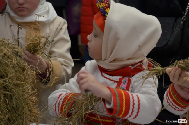 Під час фестивалю у Луцьку створюють великого янгола, роблять свічки та хустки. ФОТО