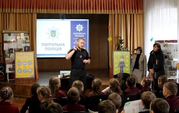 Луцькі патрульні розказали школярам, як правильно переходити дорогу