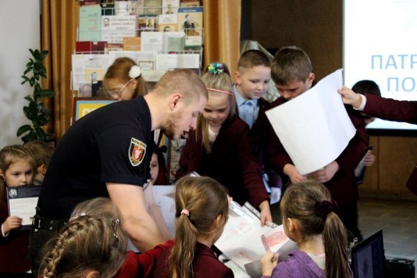 Луцькі патрульні розказали школярам, як правильно переходити дорогу