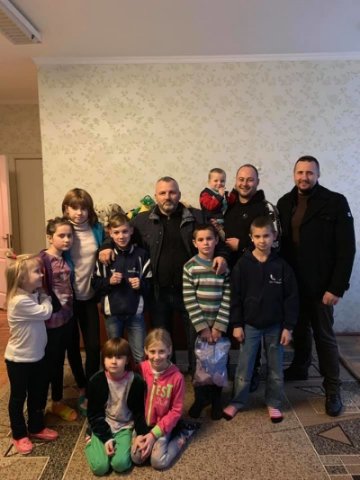 Подарували телевізор та солодощі: вихованців волинського притулку привітали зі святами