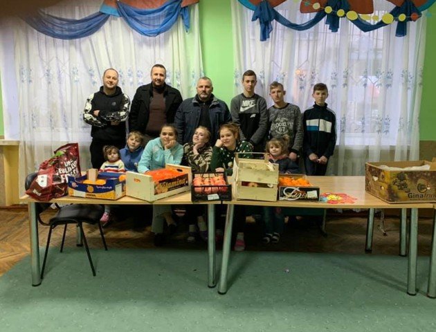 Подарували телевізор та солодощі: вихованців волинського притулку привітали зі святами
