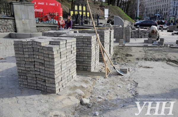 У Києві на Грушевського кладуть бруківку. ФОТО
