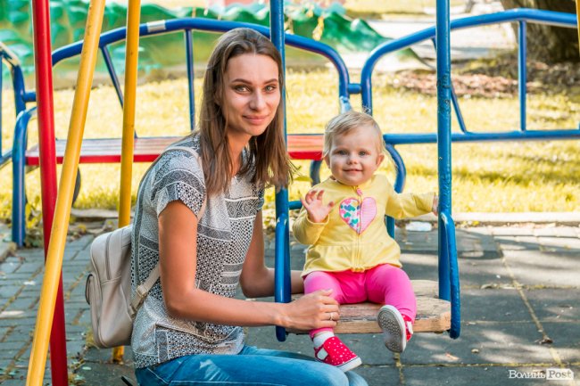 Усміхнені лучани в день народження смайлика. ФОТО