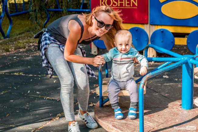 Усміхнені лучани в день народження смайлика. ФОТО